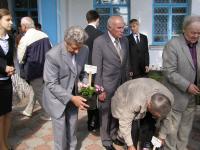 Літературне паломництво у Піски ( висаджують лауреат Тичинівської премії П.Засенко, секретар НСПУ В.Баранов, Герой України Б.Олійник.JPG)